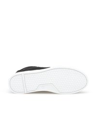 Schwarze Sneakers mit einem strukturierten Lederobermaterial und einer weißen Gummisohle, die ein geometrisches Muster für Traktion und Langlebigkeit aufweist.