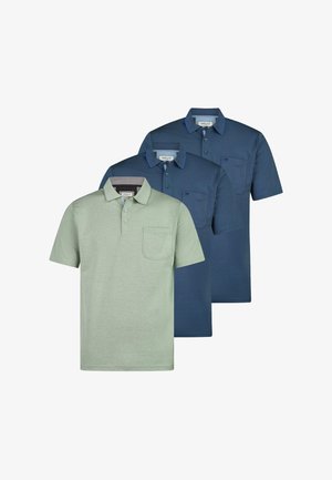 Trzy krótki rękawy koszulki polo z kieszeniami na piersi, dwie granatowe i jedna jasnozielona, ułożone na siebie na białym tle.