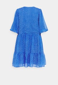 Blå klänning gjord av genomskinligt tyg, med ett vågigt zebramönster, flerlagrad kjol och korta klockärmar. Bakre vy visad.