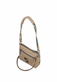 Bolso de mano de imitación cuero beige con diseño acolchado, compartimentos con cremallera y una correa ajustable con un patrón. Incluye acentos de hardware plateado.
