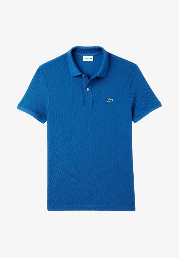 Polo bleu à manches courtes avec patte à deux boutons et logo crocodile vert sur la poitrine gauche.