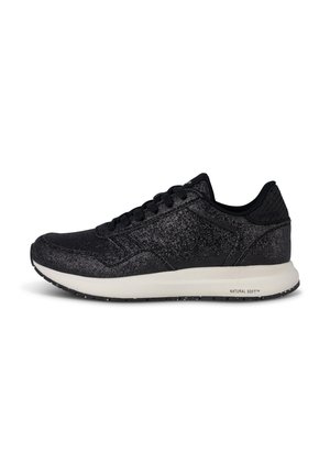 Chaussure de sport noire avec une tige texturée, design à lacets, et une semelle intermédiaire blanche avec des accents mouchetés. Bout arrondi et col rembourré.