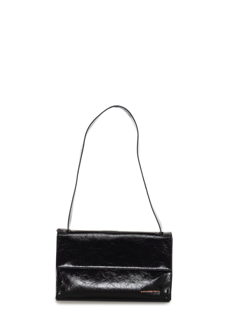Borsa a mano in pelle nera con una texture increspata, forma rettangolare e una singola tracolla sottile. Presenta un dettaglio di cucitura frontale.