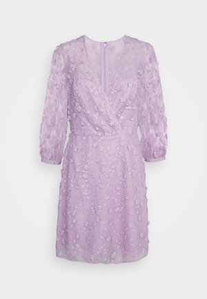 Fliederfarbenes Kleid aus transparentem Stoff mit 3/4-Ärmeln und floralen Stickdetails. Tiefer V-Ausschnitt und ein Reißverschluss hinten.