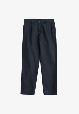 Muške tamnoplave ravne hlače s zatvaranjem na gumbe i bočnim džepovima, prikazane ravno na bijeloj pozadini.