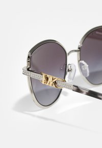 Michael Kors CATALONIA - Solbriller - shiny silver-coloured/navy gradient