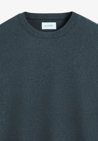 Pulover de culoare verde închis, cu gât rotund, fabricat dintr-un material moale. Are un gât ribotat și un mic detaliu cu logo pe față. Textură netedă, design tricotat.