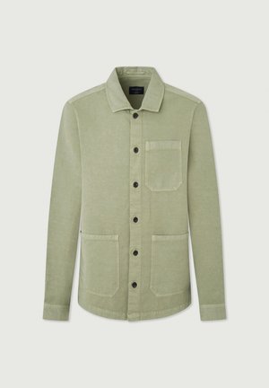 Lys grøn jakke fremstillet af blødt materiale. Har en knap-åbning fortil, spidse krave, en brystlomme og to frontlommer med sorte knapper.