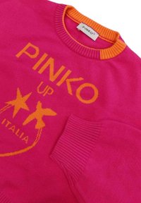 Maglione a maglia fucsia con colletto e polsini a coste arancioni, con "PINKO UP ITALIA" e design grafico in colori a contrasto.