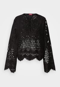 Svart bluse i blonder med intrikate utskjæringsmønstre, bølgete kanter, lange ermer og snøring ved halsen. Myk tekstur.
