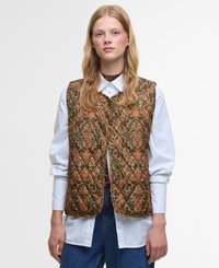 Gequiltte vest in olijfgroen met ingewikkelde koperen bloemenpatronen. Heeft een ronde halslijn en knopen, gedragen over een wit overhemd met kraag.