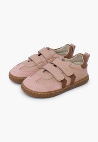 Sneaker in suede e pelle rosa con due straps in velcro regolabili, punta tonda e suola in gomma marrone. Dettaglio logo impresso sul tallone.