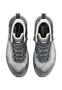 Graue und schwarze Sportschuhe mit einem Mesh-Obermaterial, gepolstertem Schaft und Schnürsenkeln. Die Sohle ist strukturiert und verfügt über eine verstärkte Zehenspitze sowie ein gepolstertes Design.