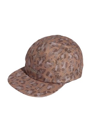 Gorra marrón con estampado de leopardo y logo "TERREX" en la parte delantera, estructurada con visera plana, aislada sobre fondo blanco.