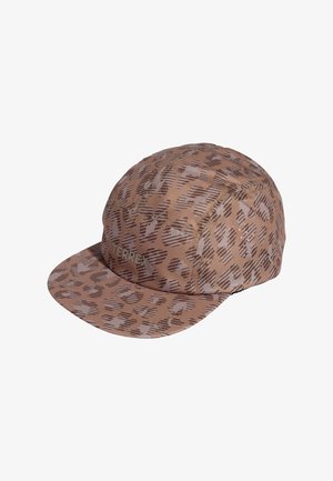Casquette marron avec motif léopard et logo "TERREX" sur le devant, structurée avec une visière plate, isolée sur fond blanc.