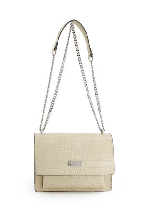 Beige schoudertas met krokodillenstructuur, zilveren kettingriem en metalen logo "VENEZIA" op de voorflap.