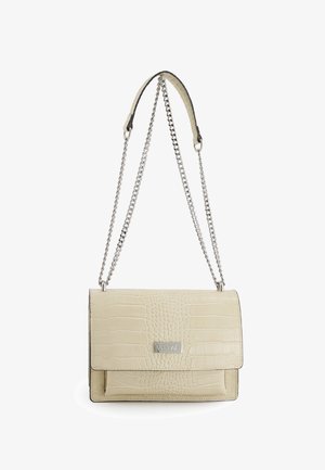 Beige skuldertaske med krokodille-tekstur, sølvkæde og metal "VENEZIA" logo på frontklappen.