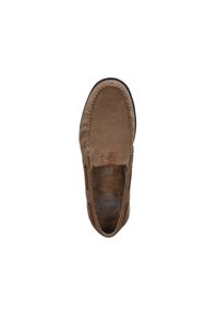 Brązowy zamszowy but slip-on z perforowanym wzorem, kontrastującymi tanowymi akcentami i czarną gumową podeszwą. Posiada szyte detale wzdłuż krawędzie.