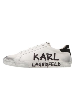 Biały niski sneaker z czarnym napisem "KARL LAGERFELD" po boku i czarną zakładką na pięcie, z efektem zużycia na podeszwie i obszarze palców.