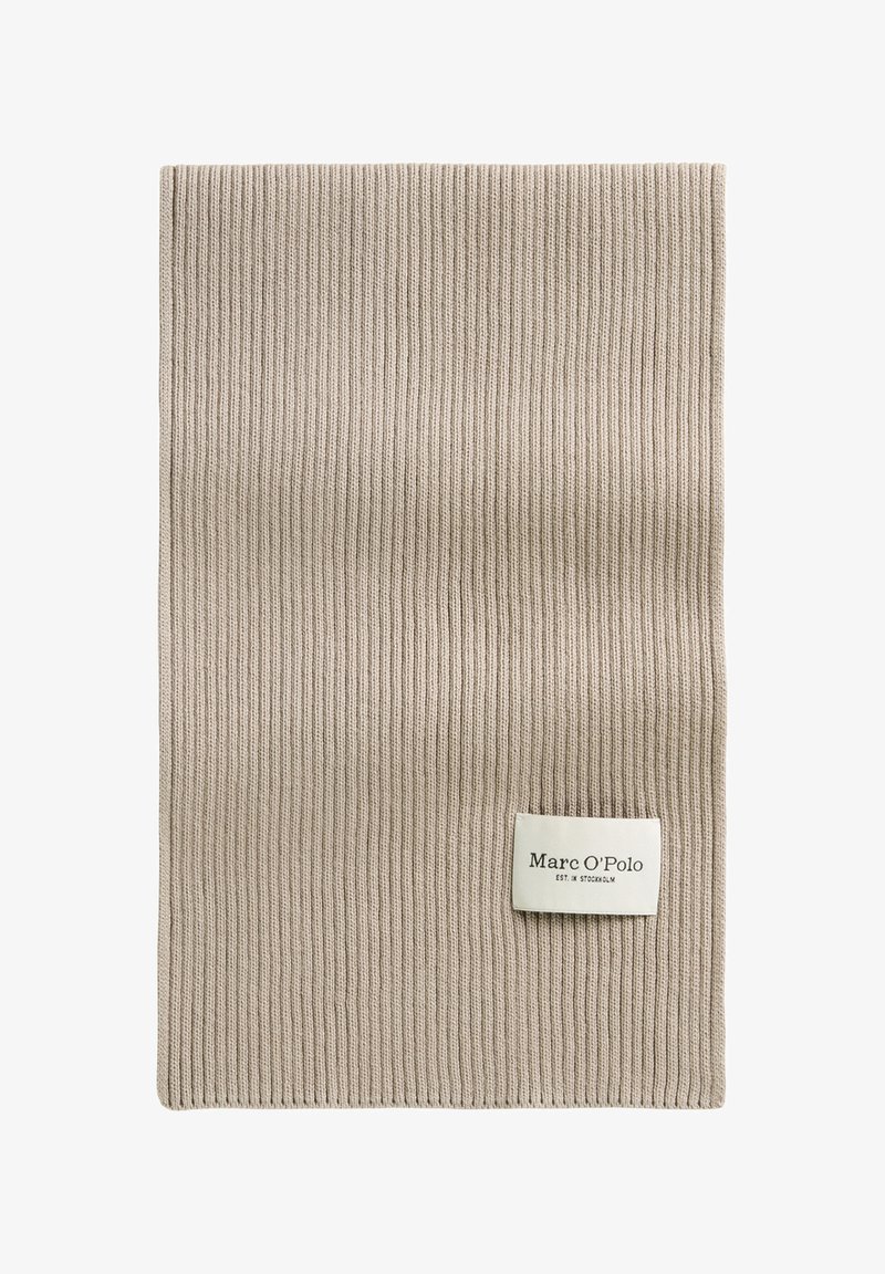 Beige gebreide sjaal met een verticale ribbelstructuur en een rechthoekige vorm. Inclusief een witte label met de merknaam "Marc O'Polo."