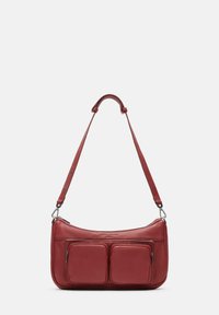 Borsa a spalla in pelle rossa con una forma curva, decorata con due tasche frontali con zip e una tracolla removibile per versatilità.