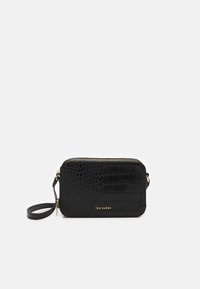 Sac à bandoulière en faux cuir noir avec texture crocodile, fermeture éclair, accents en hardware doré et une bandoulière amovible. Marque Ted Baker en doré.