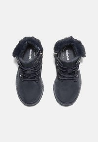 Botas de cuero azul marino con forro de piel sintética, punta redonda, diseño con cordones y ojales plateados. Cuenta con un collar acolchado para mayor comodidad.