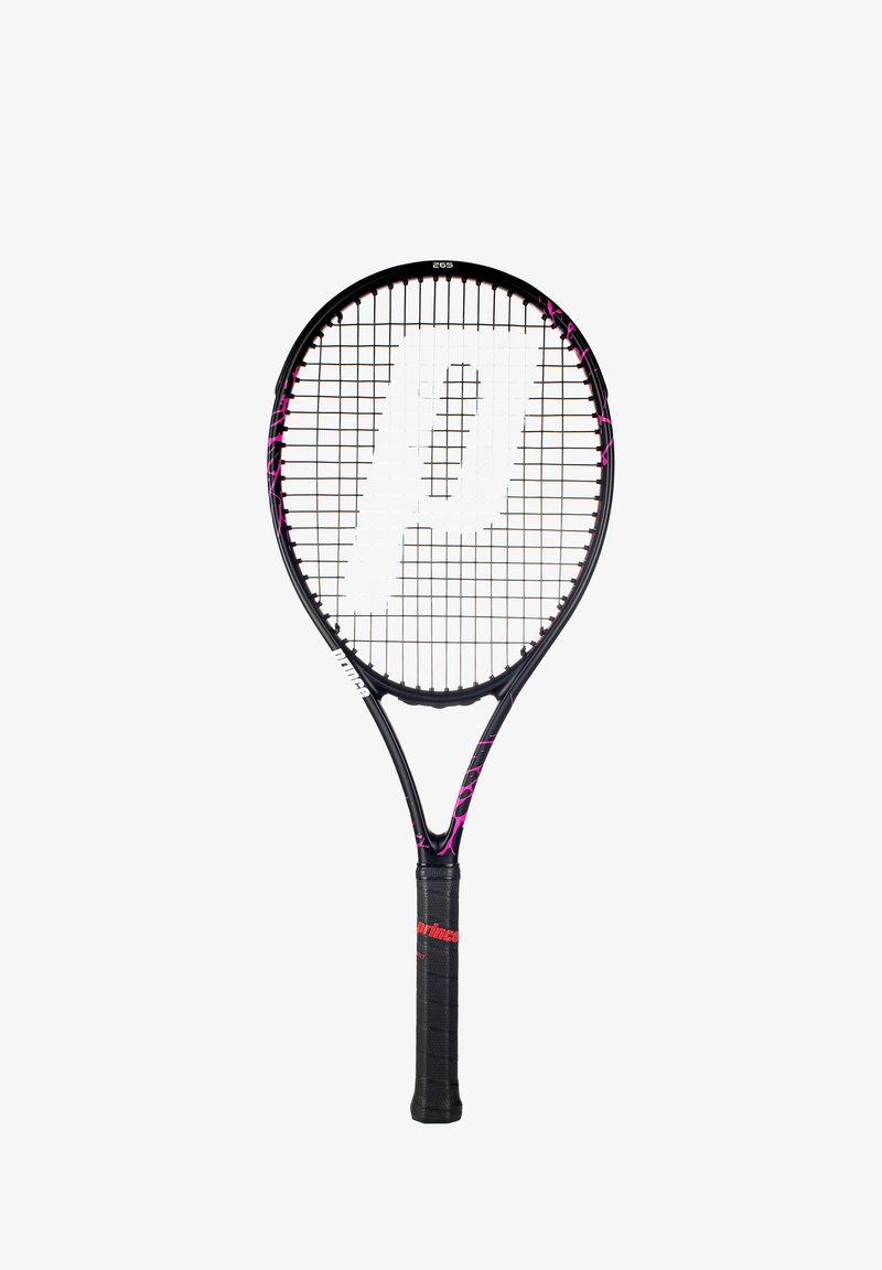 Tennisracket met een zwart frame, roze accenten en een glanzende afwerking. Heeft een gestippelde grip en een wit logo binnen het snaarbed.