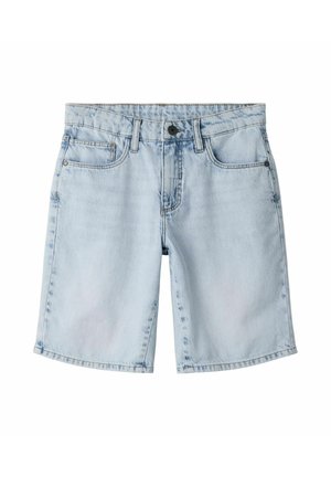 Lyseblå denimshorts med forreste knaplukning, bæltestropper og to forlommer på hvid baggrund.