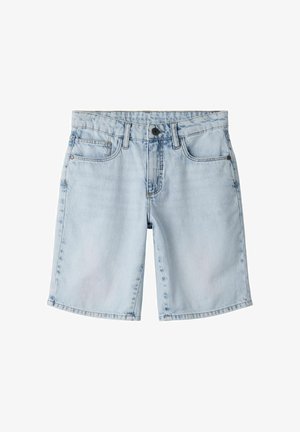 Lyseblå denimshorts med forreste knaplukning, bæltestropper og to forlommer på hvid baggrund.