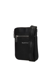 Μαύρη υφασμάτινη τσάντα χιαστί με κύριο διαμέρισμα που κλείνει με φερμουάρ, μπροστινή τσέπη και ρυθμιζόμενο λουρί με λεπτομέρειες λογότυπου. Συμπαγής σχεδίαση.