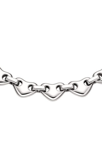 Collier chaîne en argent composé de maillons en forme de cœur avec des détails ajourés, alternant avec des maillons ovales lisses, finition polie.