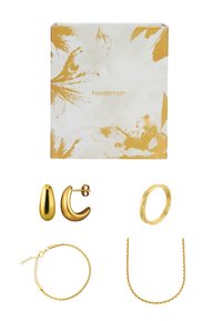 Il set di gioielli in oro include due paia di orecchini, un bracciale e una collana intrecciata. L'imballaggio presenta un design floreale in oro e bianco.