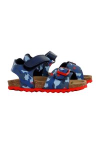 Sandali per bambini in camuflaggio blu con motivi a stella rossa, fibbie rosse, plantari in sughero e suole rosse testurizzate, mostrati affiancati.