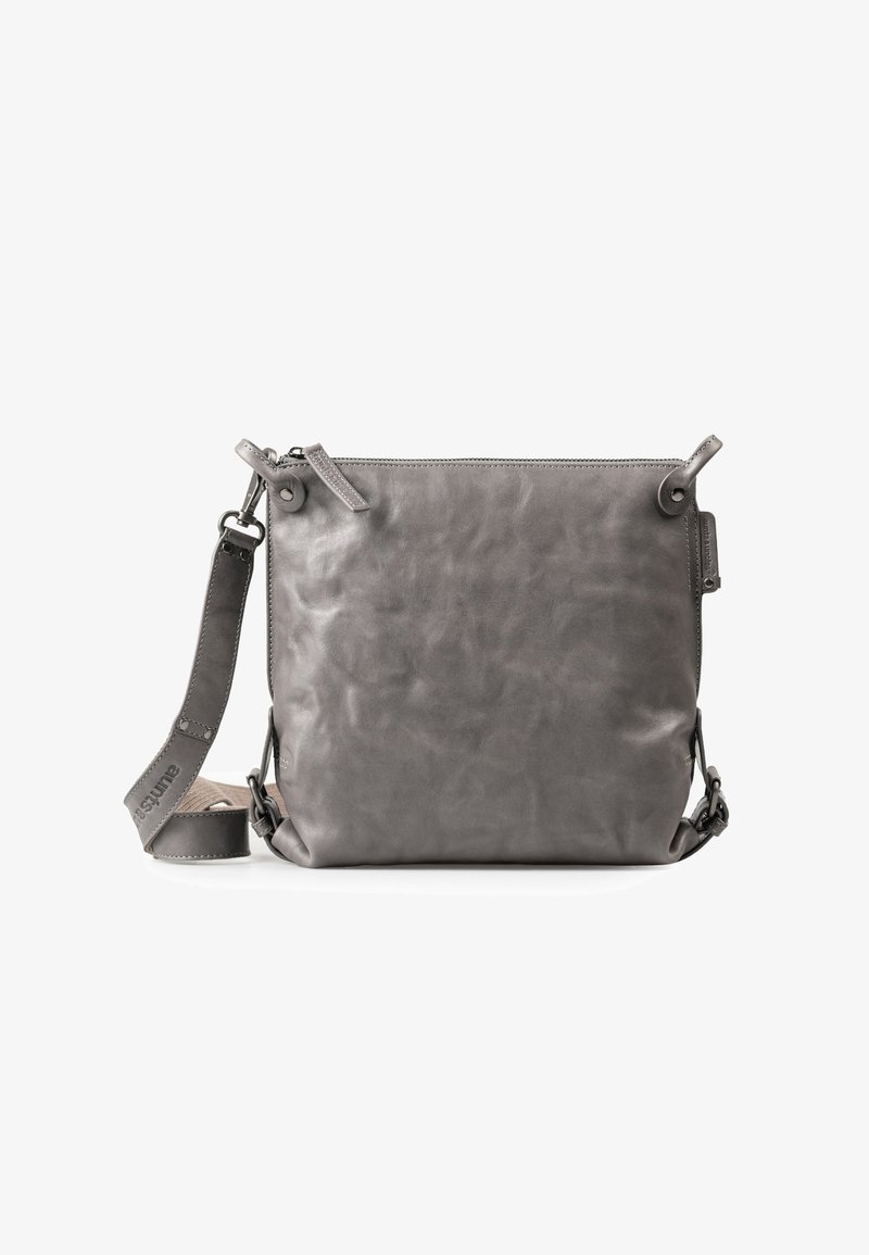 Graue Leder-Crossbody-Tasche mit strukturierten Oberflächen, Reißverschluss, verstellbarem Trageriemen und runden Ziehlingen am Verschluss.