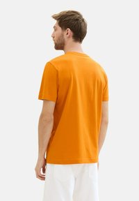 TOM TAILOR LOGO  - Marškinėliai su spaudiniu - fresh pepper orange