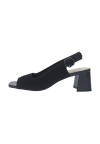 Sandalo slingback nero con tomaia in tessuto a coste, punta aperta e tacco a blocco spesso. Presenta un dettaglio a fibbia esagonale sul cinturino.