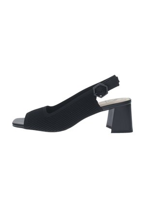 Sandalo slingback nero con tomaia in tessuto a coste, punta aperta e tacco a blocco spesso. Presenta un dettaglio a fibbia esagonale sul cinturino.