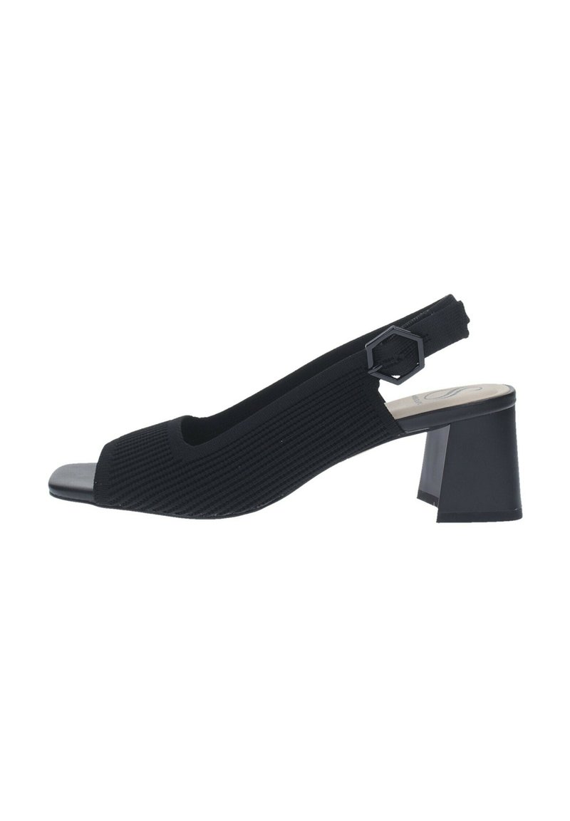 Sandalo slingback nero con tomaia in tessuto a coste, punta aperta e tacco a blocco spesso. Presenta un dettaglio a fibbia esagonale sul cinturino.