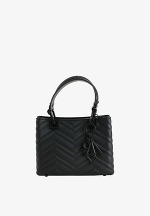 Borsa nera trapuntata con motivo a chevron, dotata di manico curvo e portachiavi decorativo. Texture liscia e forma rettangolare.