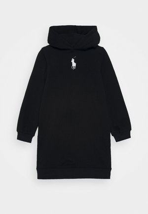 Czarna sukienka z długim rękawem i kapturem, z małym białym haftowanym logo polo gracza na piersi, ściągaczami na mankietach i prostym dołem.