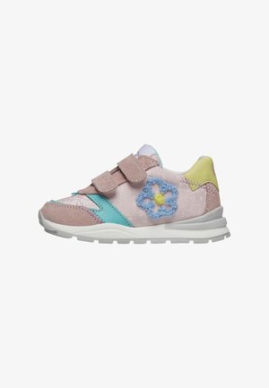 Zapatilla con un diseño en rosa y aqua, que presenta materiales de ante y malla, correas de Velcro y un detalle de flor azul en el lateral.