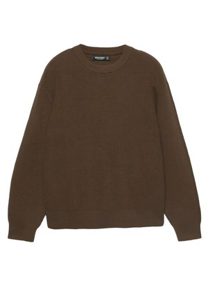 Bruine gebreide trui met een ronde halslijn, lange mouwen, geribbelde textuur en een losse pasvorm. Geen zichtbare patronen of hardwaredetails.