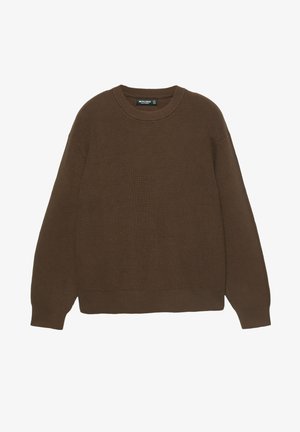 Maglione marrone lavorato a maglia con scollo rotondo, maniche lunghe, trama a coste e vestibilità comoda. Nessun motivo o dettaglio metallico visibile.