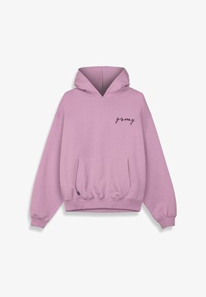 Jasnoróżowy hoodie z kieszenią z przodu, kapturem ze sznurkiem i czarnym, kursywą napisem "gromy" na lewym piersi. Wykonany z miękkiego, teksturowanego materiału.