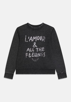 Sweatshirt cinza com decote redondo, mangas longas e um design cropped. O texto em branco e prateado diz "L'amour & todos os sentimentos."