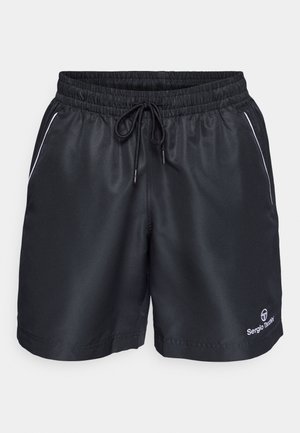 Czarne szorty sportowe z elastycznym paskiem w talii, sznurkiem do regulacji oraz białymi akcentami po bokach. Posiadają wypukłe logo na dolnej części prawego nogawki.