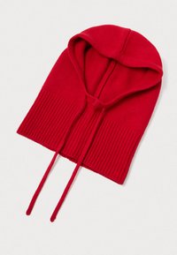 Cagulă tricotată roșie cu o textură ribbed. Dispune de un șnur la gât pentru o ajustare ușoară. Material moale și suprafață netedă.