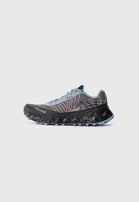 Trailrunning-Schuh mit schwarzer und blauer Sohle, grauem Obermaterial mit hellblauen Akzenten, weißen wellenförmigen Linien und strukturiertem Grip-Laufsohle.