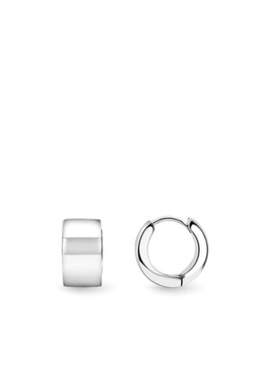 Paire de boucles d’oreilles anneaux en argent poli, l’une montrée fermée de face, l’autre ouverte révélant le mécanisme de fermeture.